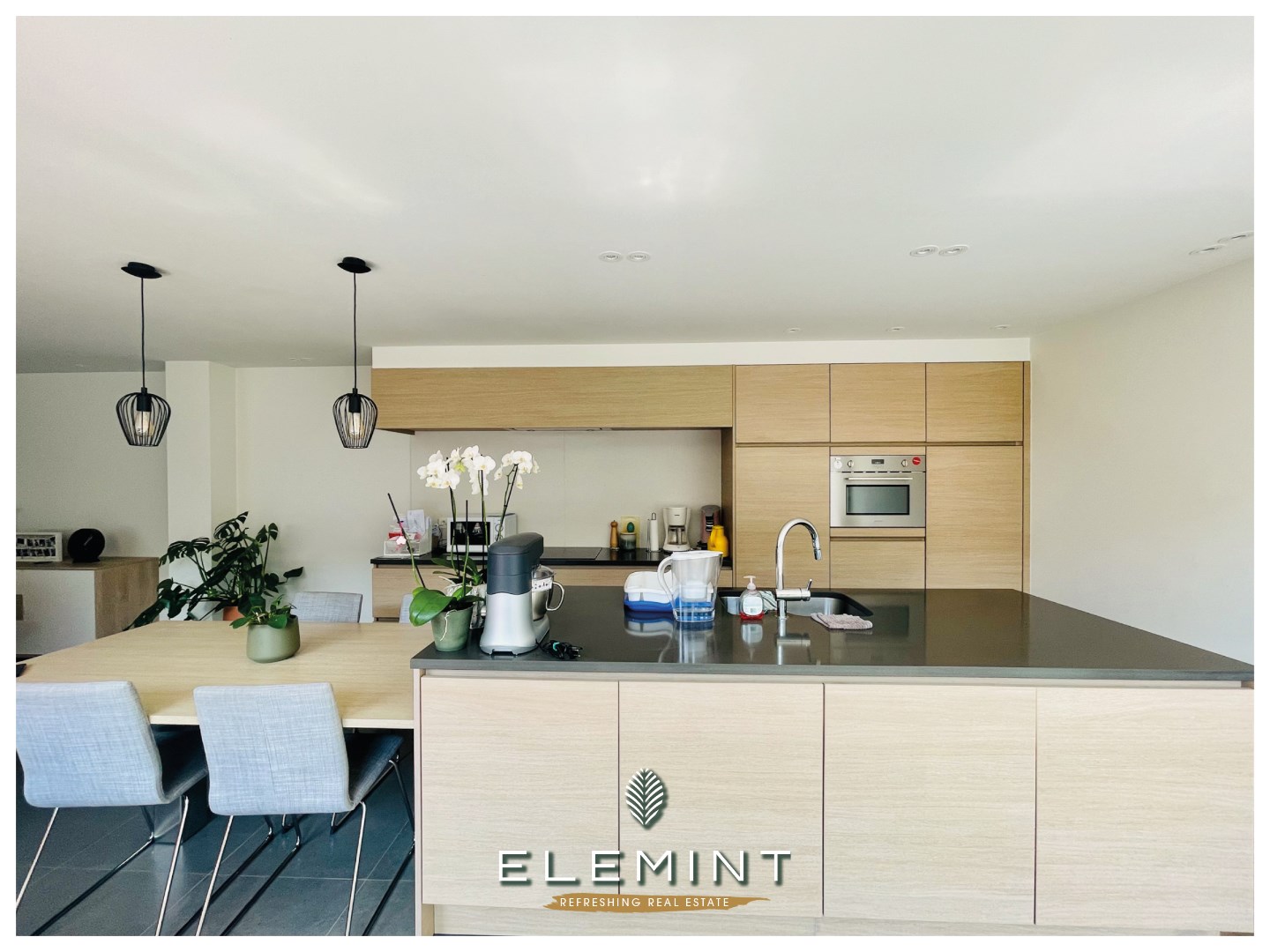 Woning met recent magazijn 