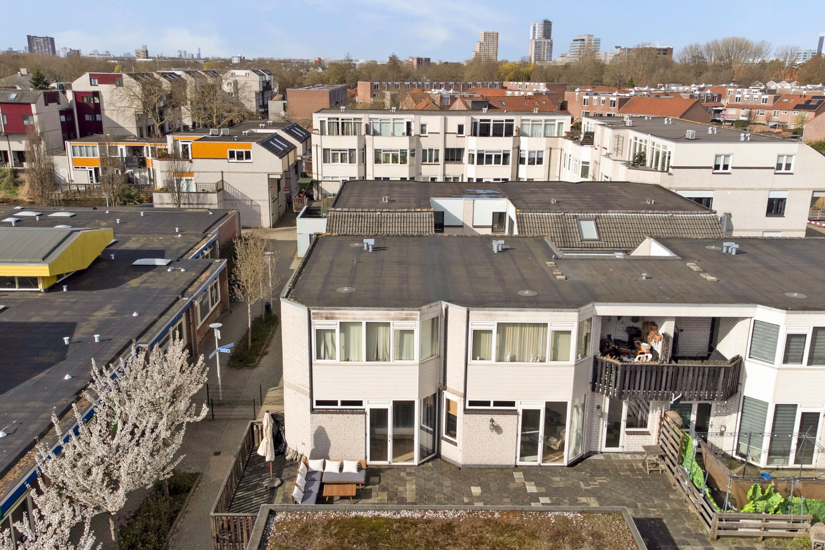 Ruime 4- (voorheen 5) kamer woning op 1e etage met riant terras van 45 m² en een berging en overdekte parkeerplaats op begane grond. 