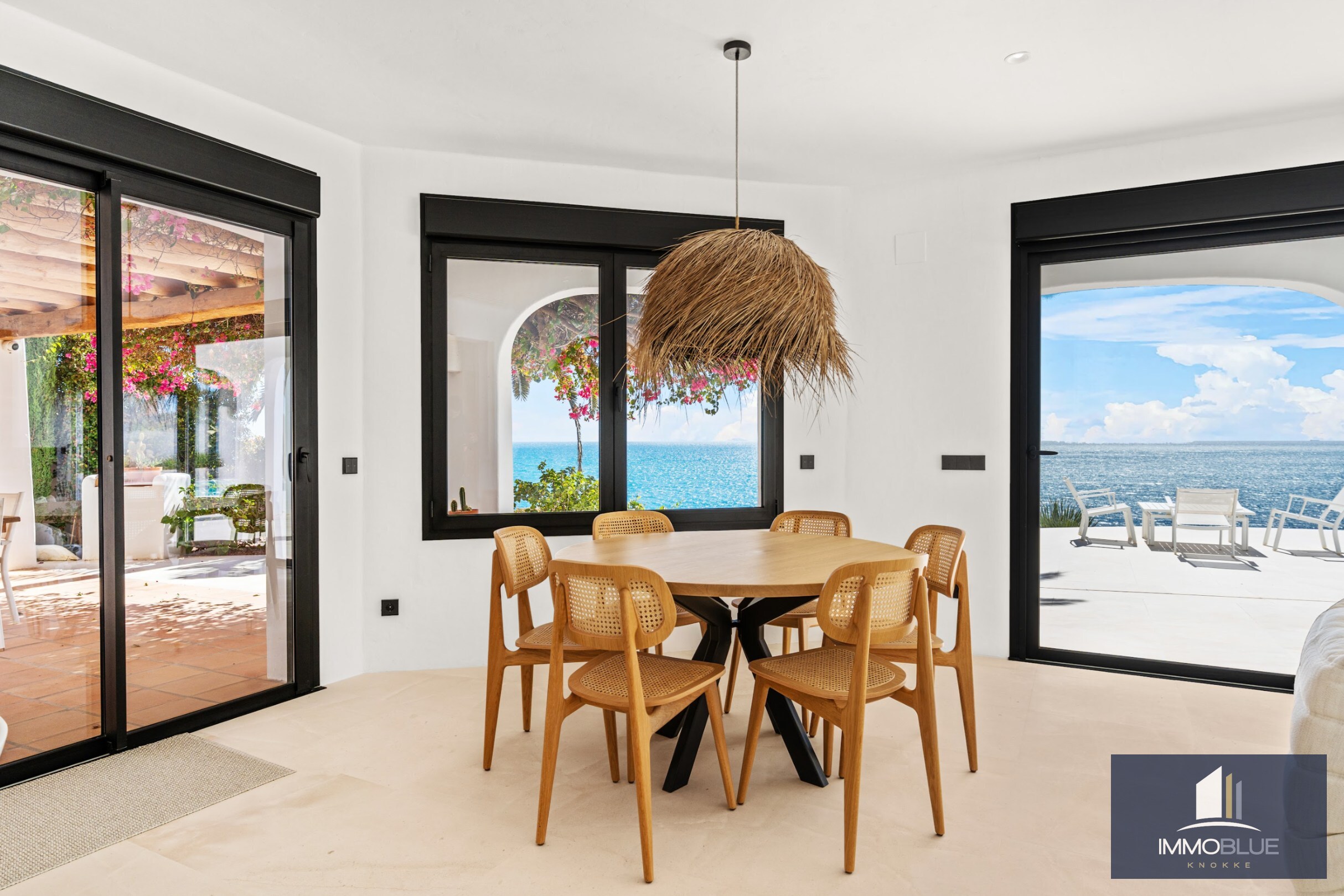 Villa méditerranéenne moderne avec vue mer spectaculaire 