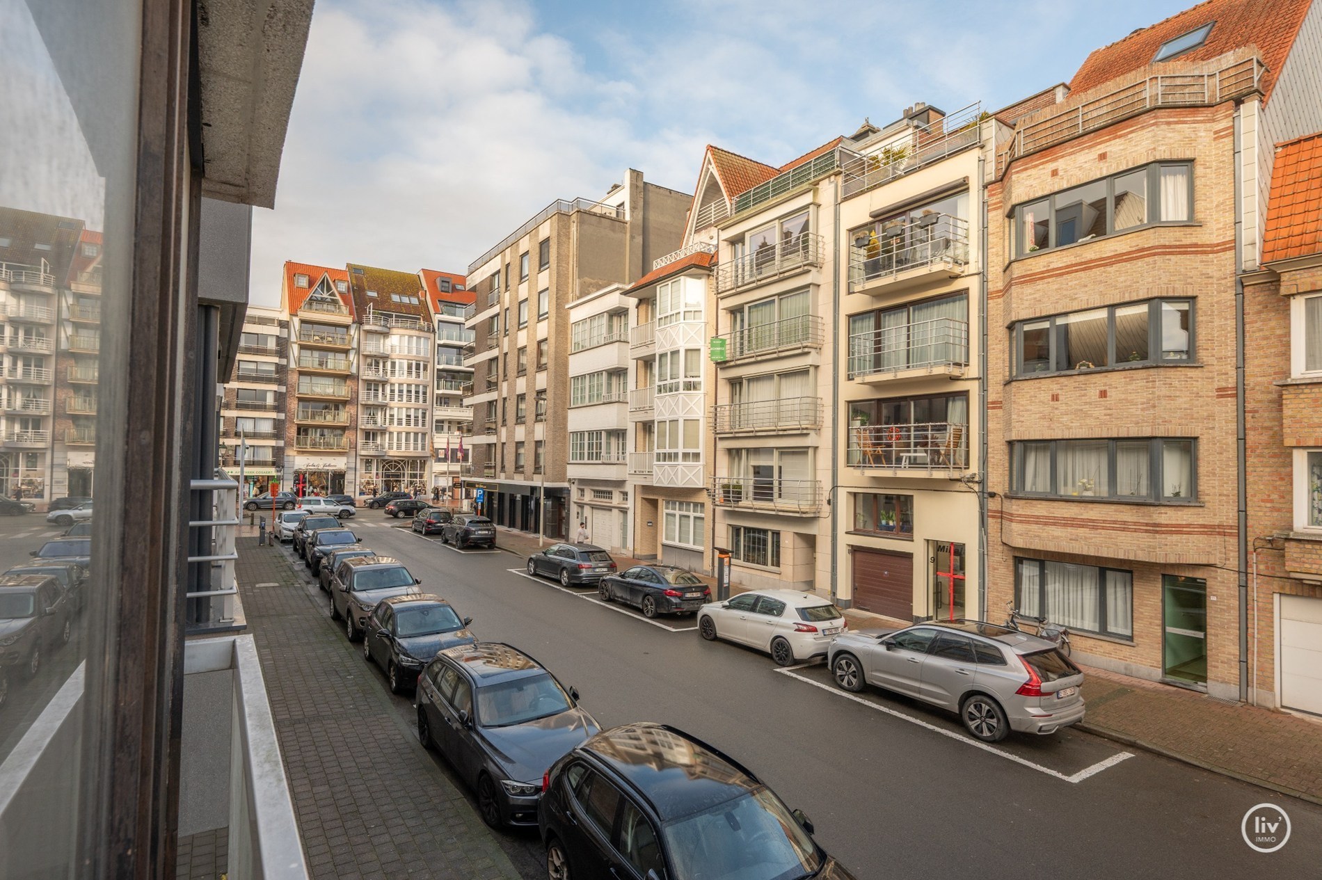 Prachtig gerenoveerd 2 slaapkamerappartement op een aangename ligging vlakbij de Lippenslaan te Knokke. 