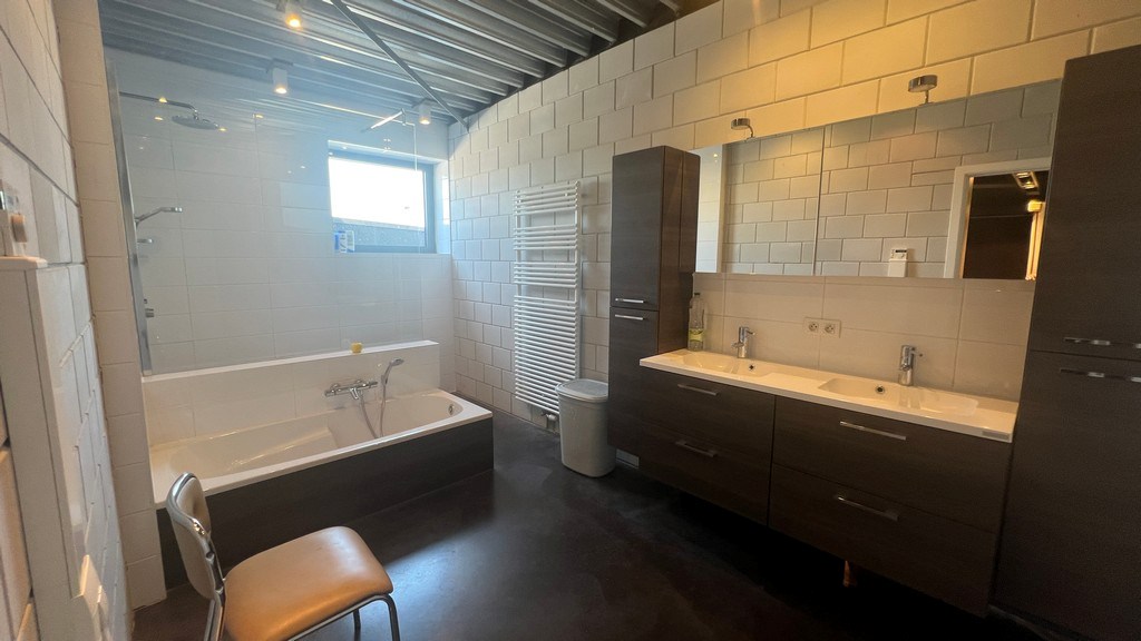 Bedrijfspand met appartement te koop nabij N47 in Lebbeke