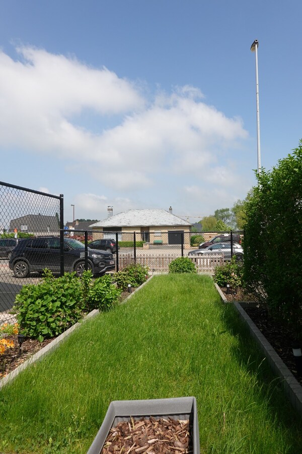 Gelijkvloers appartement (2016) met tuintje en parkeerplaats 