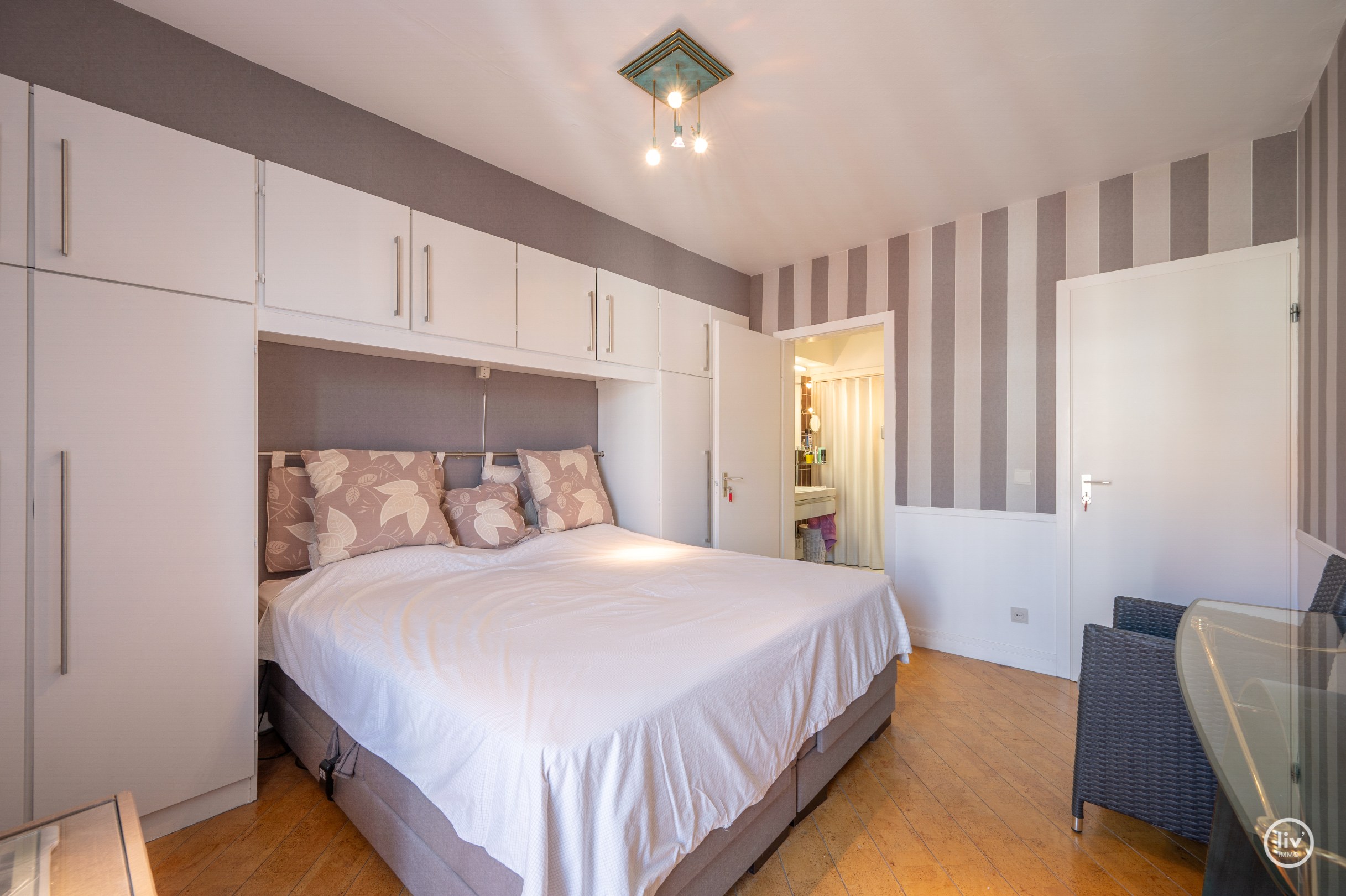 Meublé: Penthouse lumineux et récemment rénové avec une grande terrasse orientée au sud de 19m2, à distance de marche de la plage et des commerces. 