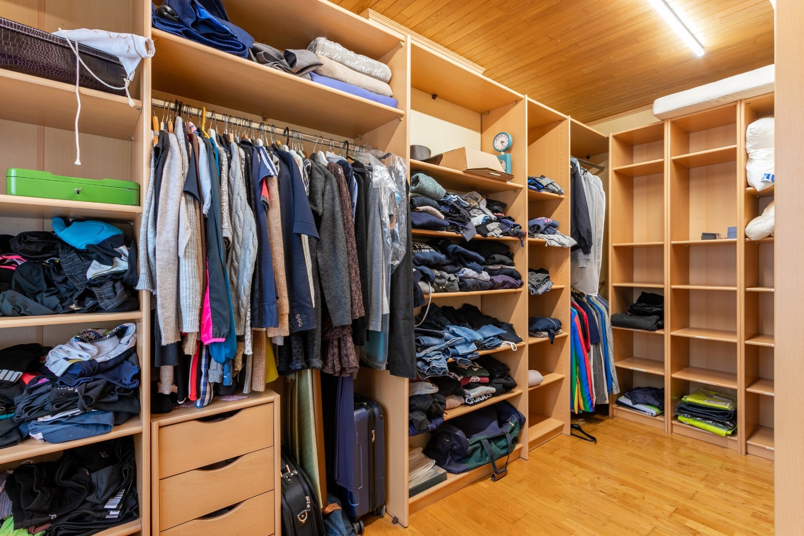 Ruime woning met naastgelegen bouwgrond en loods 