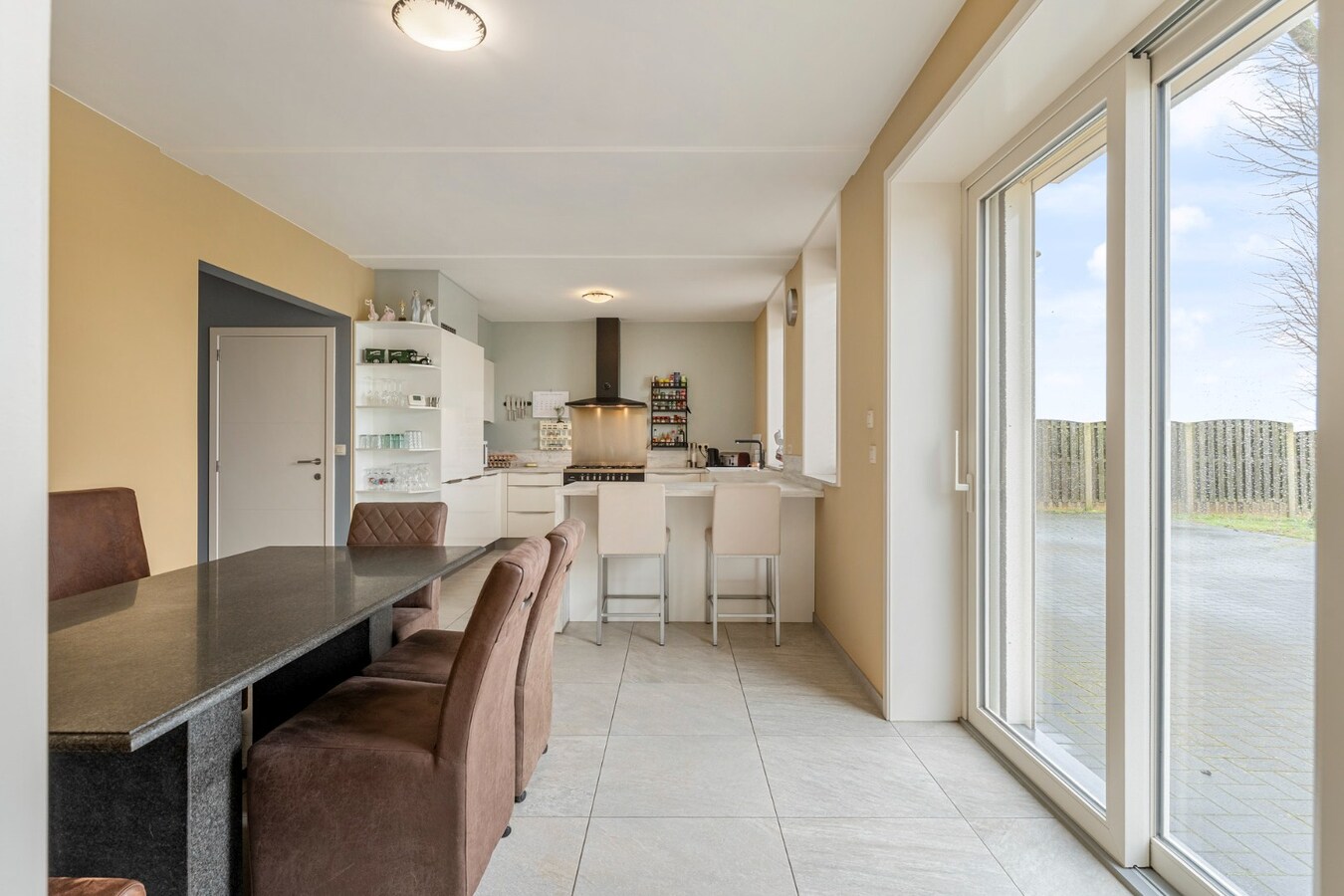 Vrijstaande, zeer verzorgde woning met aangrenzende, uitgeruste stalling/loods op een perceel van 72a14ca 