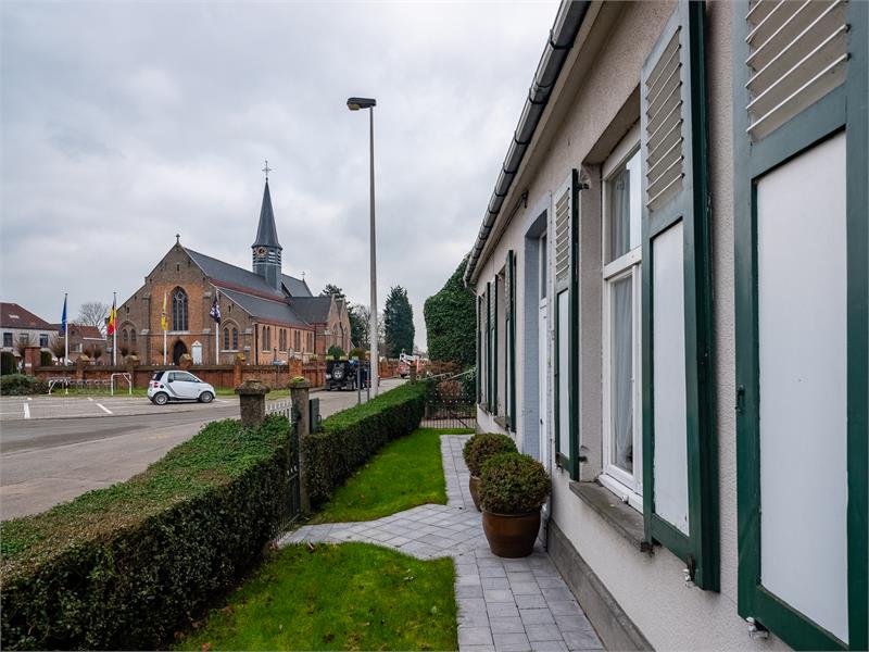 Ruime hoeve met grote schuur en veel potentieel. 
