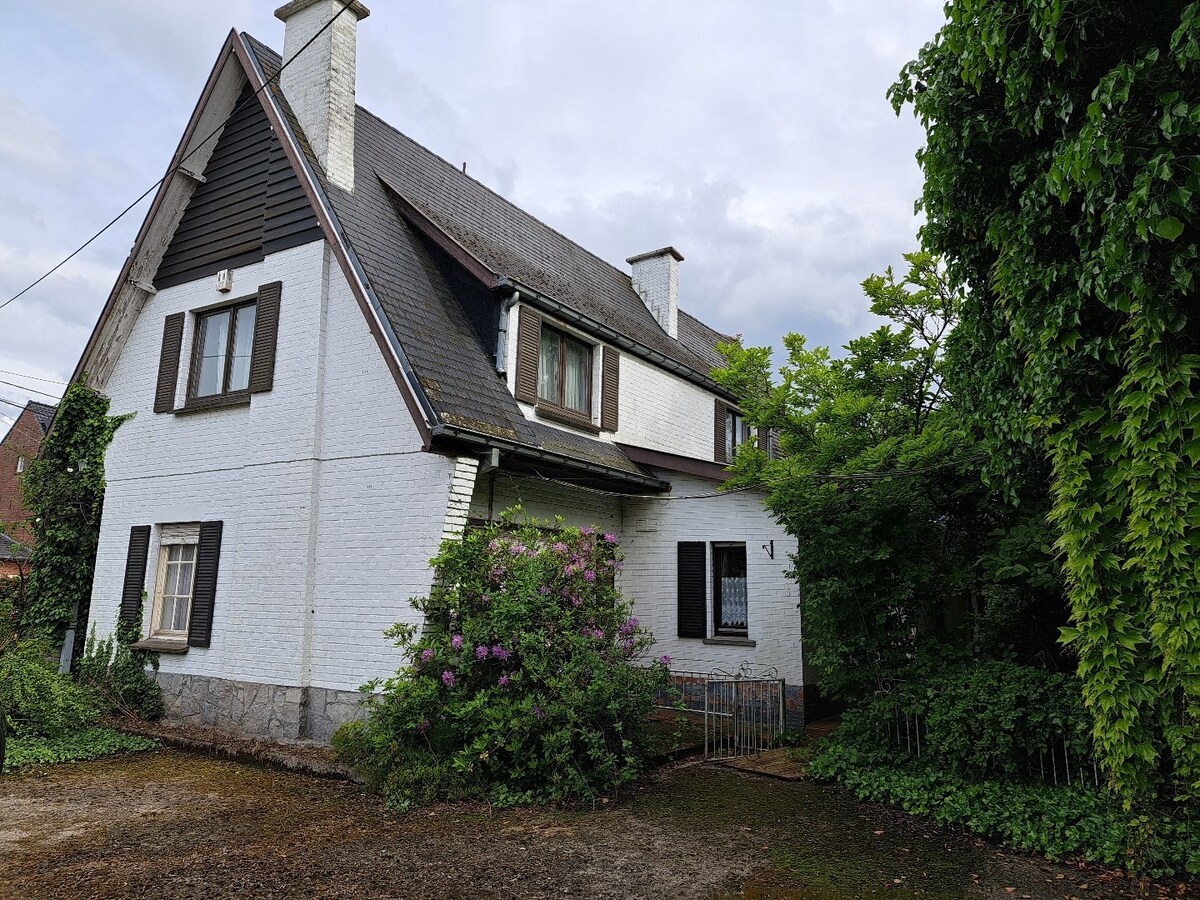 Sur 3200 m² en zone d'habitat vaste ensemble immobilier comprenant une villa de 240m² et 600m² d'entrepôt. 