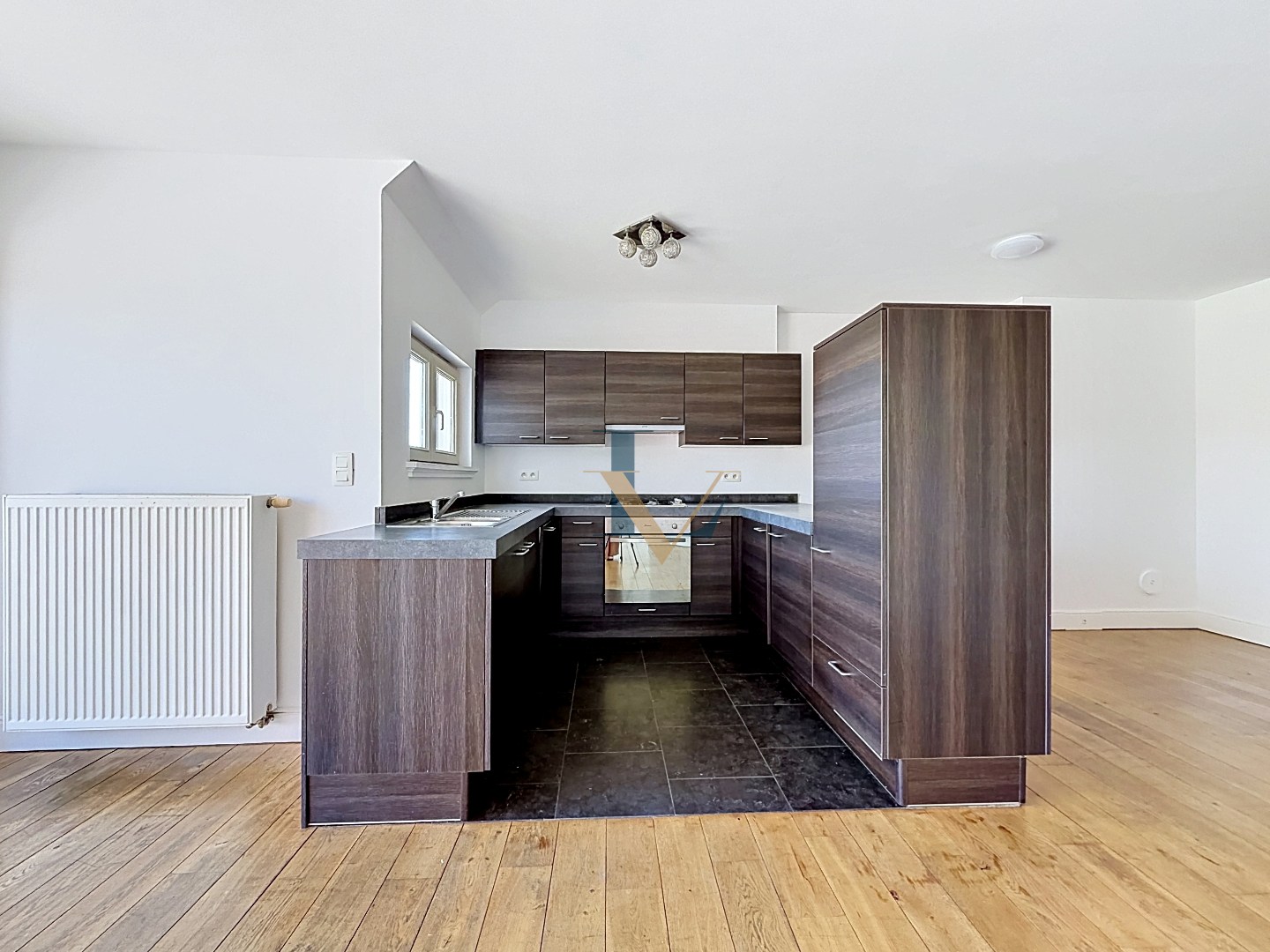 Instapklaar duplex appartement met 2 slpk. en 2 bdks. en mooi terras. 