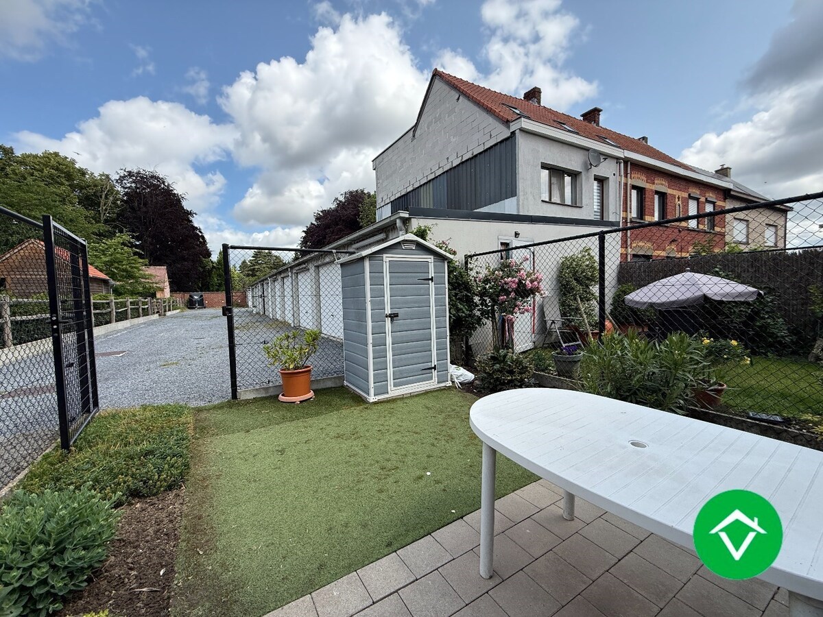 Gelijkvloers appartement op een centrale ligging met één slaapkamer, tuin en autostaanplaats te Roeselare 