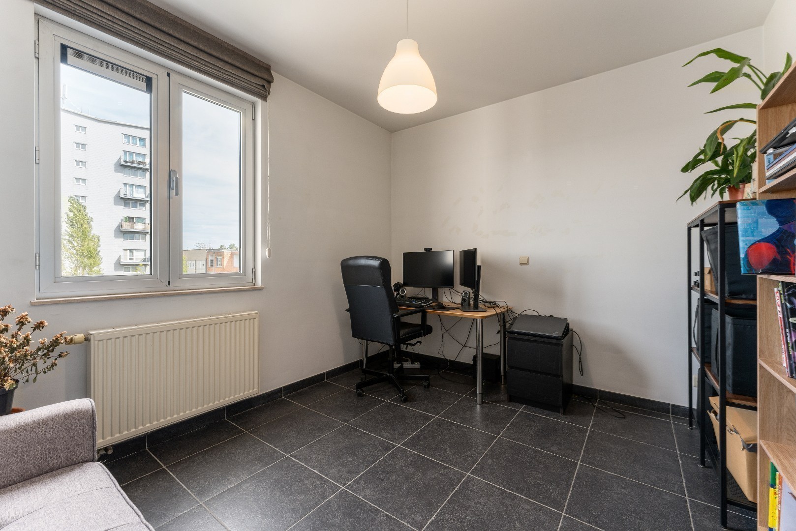 Ruim en licht 2 slaapkamerappartement nabij St-Pietersstation. 