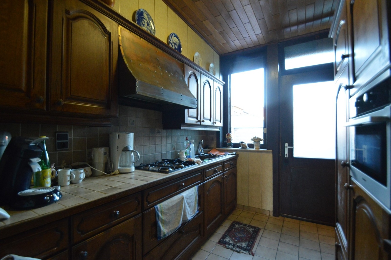 Volumineuze, te renoveren woning met garage - Heist 