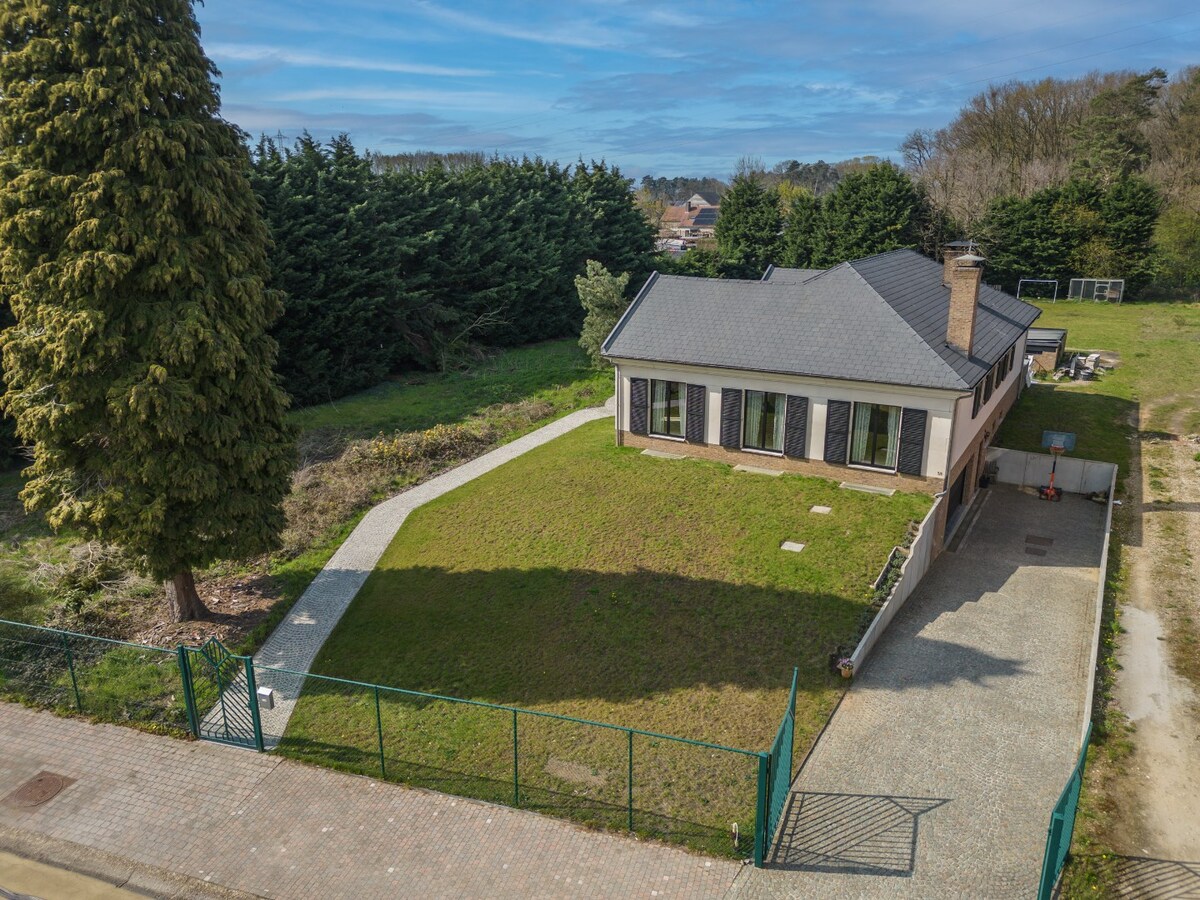 Zeer ruime woning op een perceel van circa 20 are 