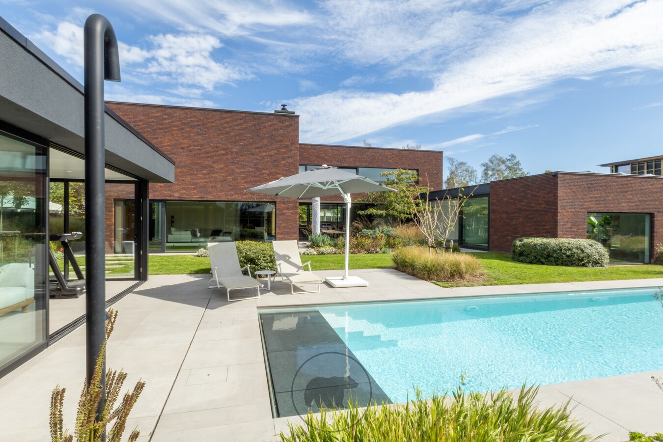 Buitengewone design villa op unieke ligging te Lochristi 