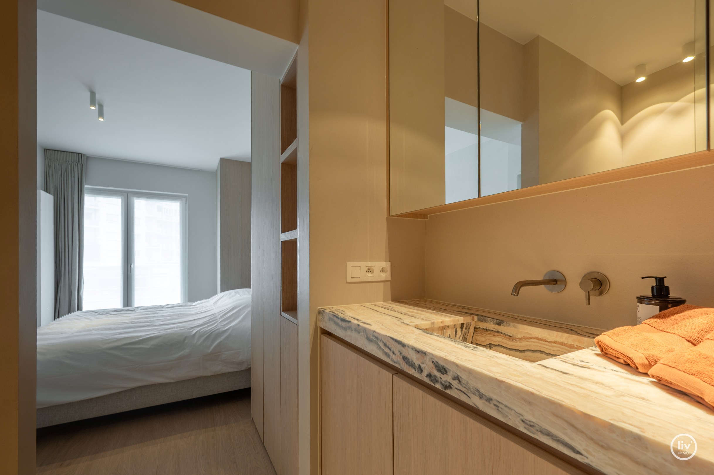 Magnifique appartement rénové de 3 chambres avec vue dégagée situé sur l'avenue Jozef Nellens à Knokke. 