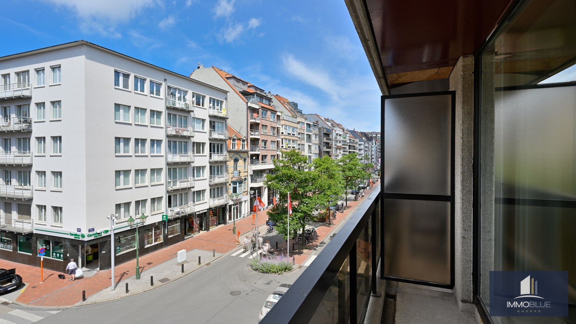 Appartement entièrement rénové avec trois chambres à coucher, situé en plein centre. 