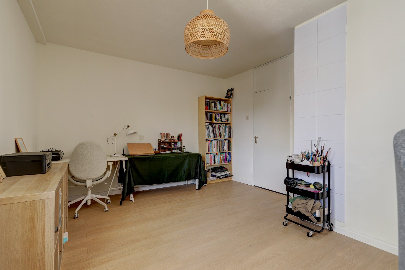 Ruime 4- (voorheen 5) kamer woning op 1e etage met riant terras van 45 m² en een berging en overdekte parkeerplaats op begane grond. 