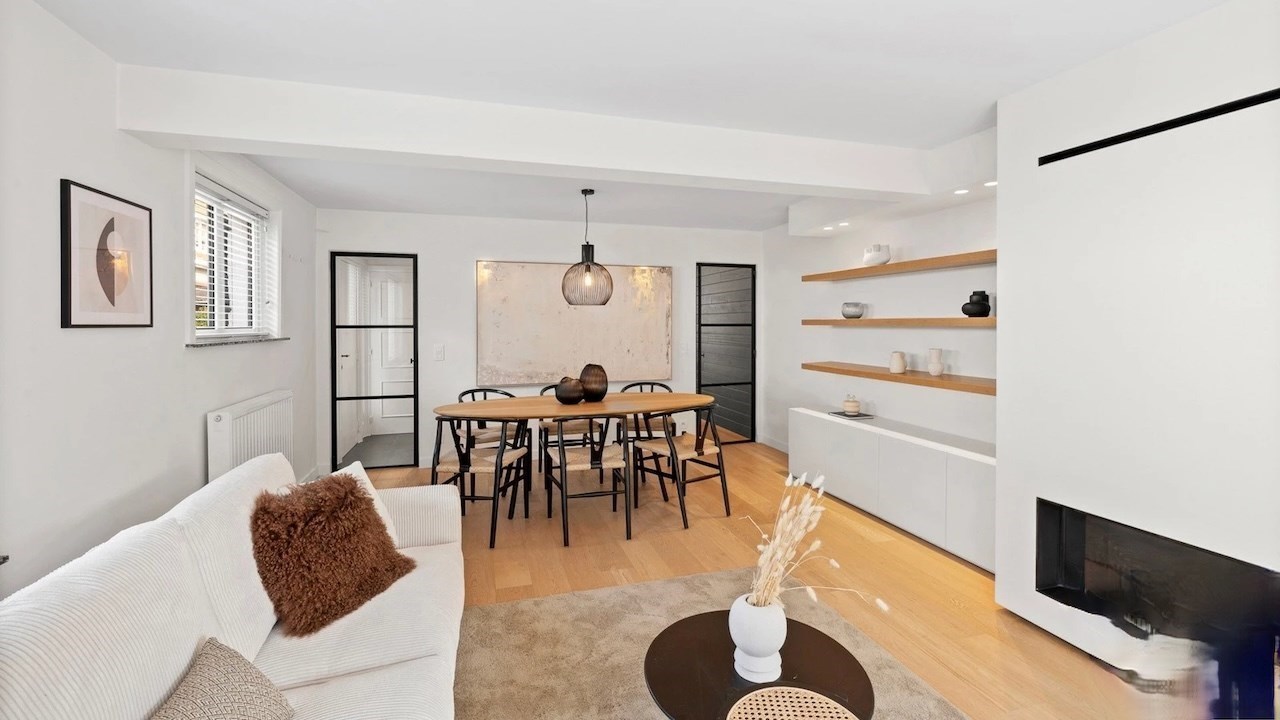 Gezellige villa in een paadje op een zeer centrale ligging, net naast het commerciële centrum van Knokke en op wandelafstand van de zee. 