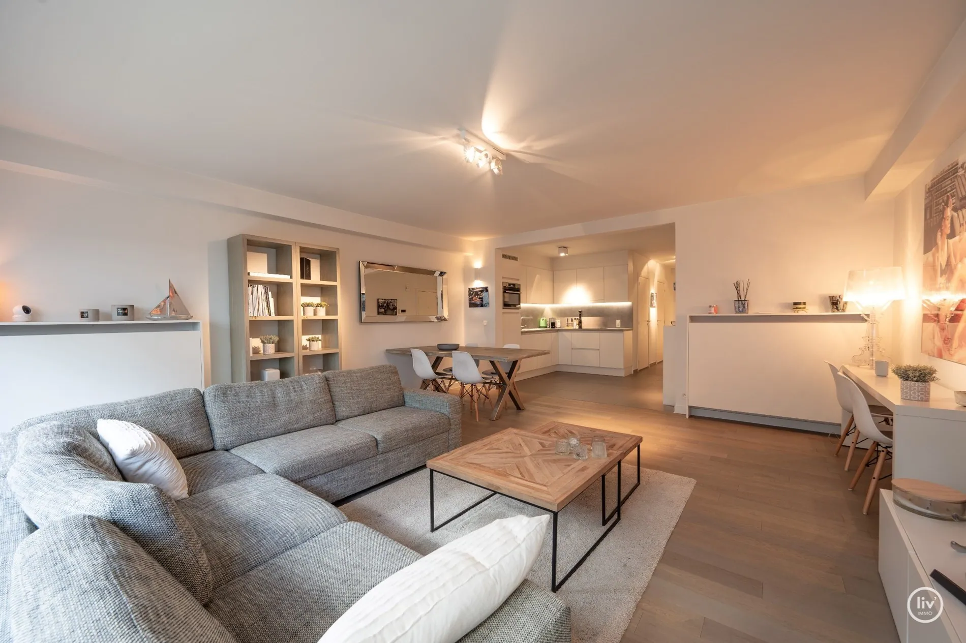 Appartement contemporain et ensoleillé avec 2 chambres et une décoration intemporelle, situé sur l'avenue Dumortier, à distance de marche de la mer.