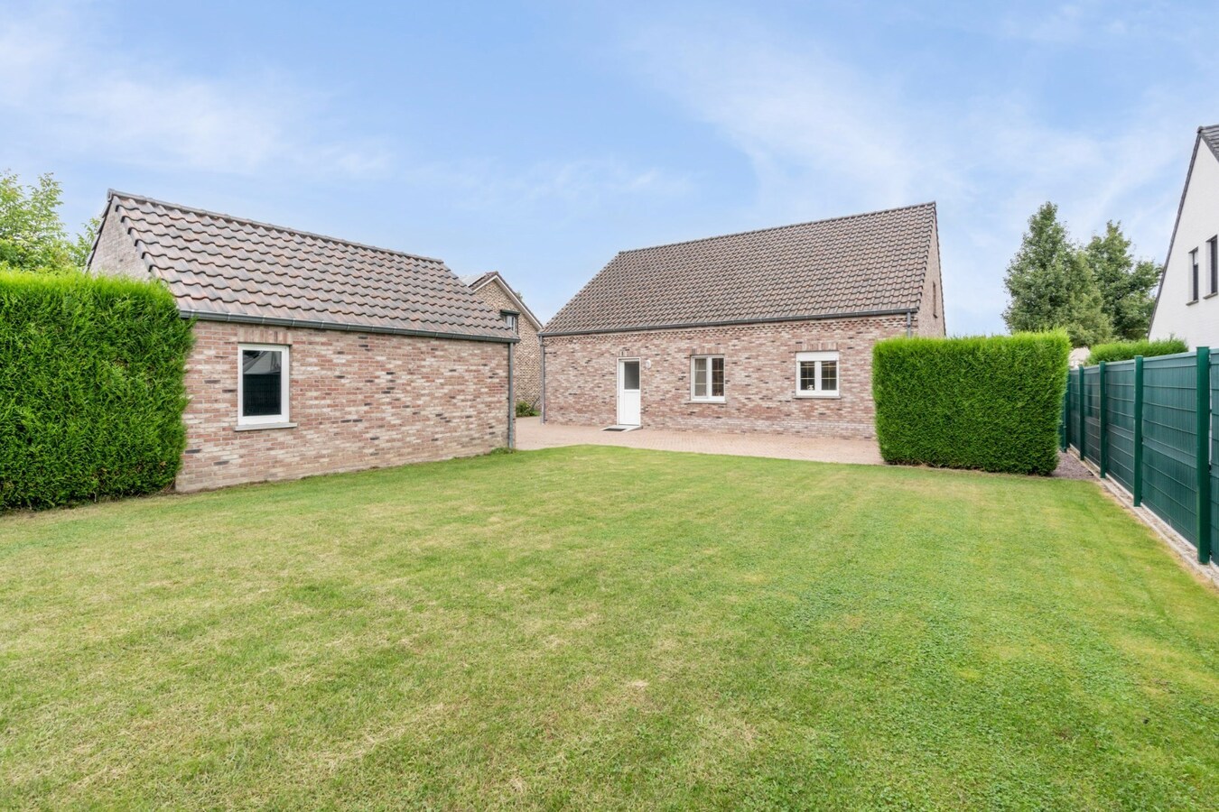 Vrijstaande, gelijkvloerse gezinswoning gelegen op een perceel van 6a18ca op een rustige locatie nabij het centrum van Neeroeteren! 