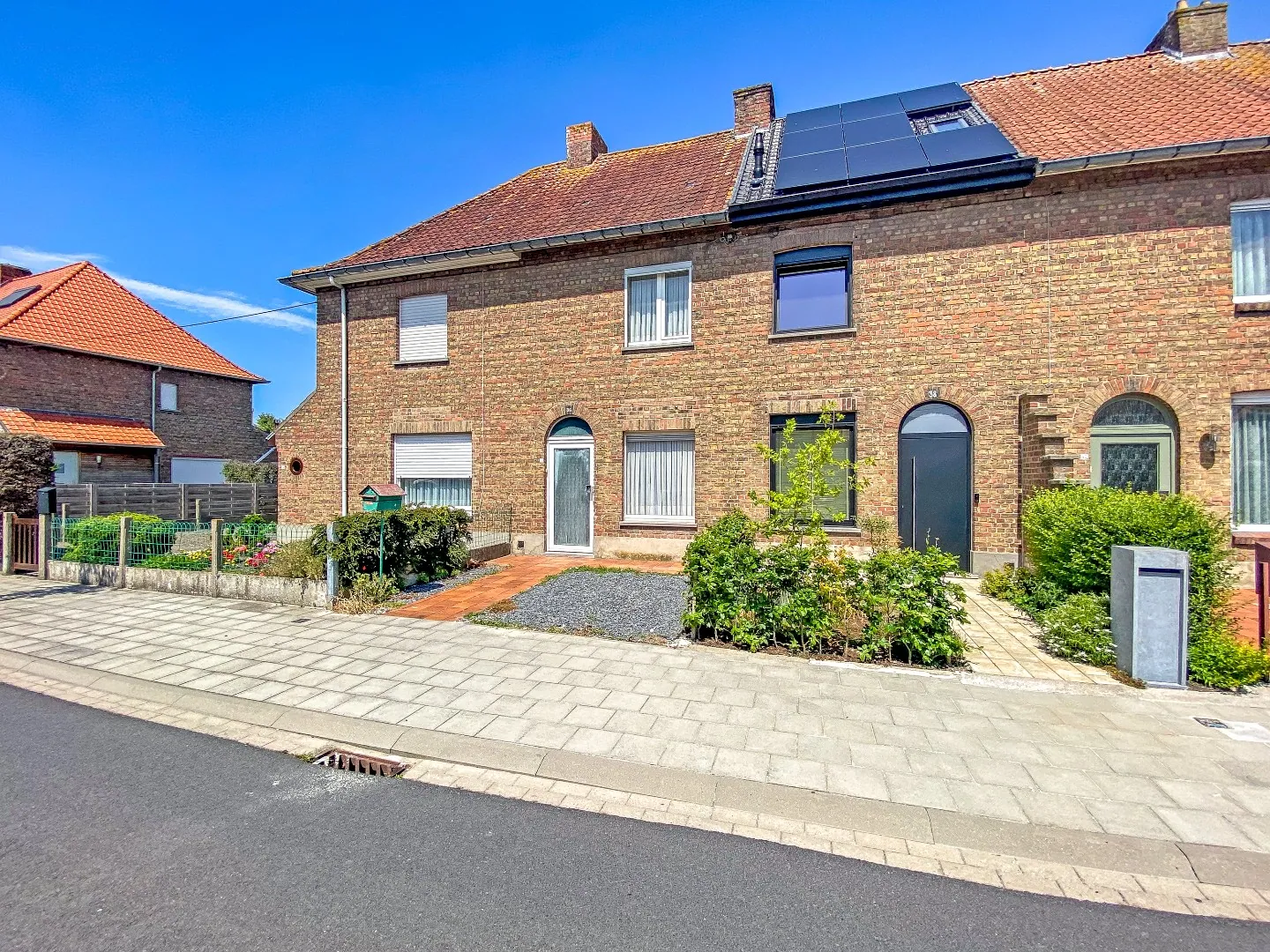 Rijwoning met tuin, garage en 3 slaapkamers te centrum Veurne!