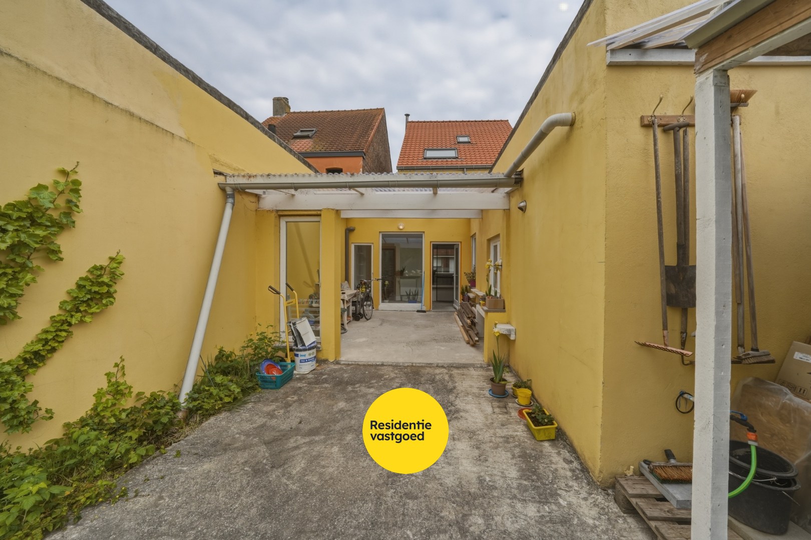 Verder af te werken woning in centrum Oudenburg 