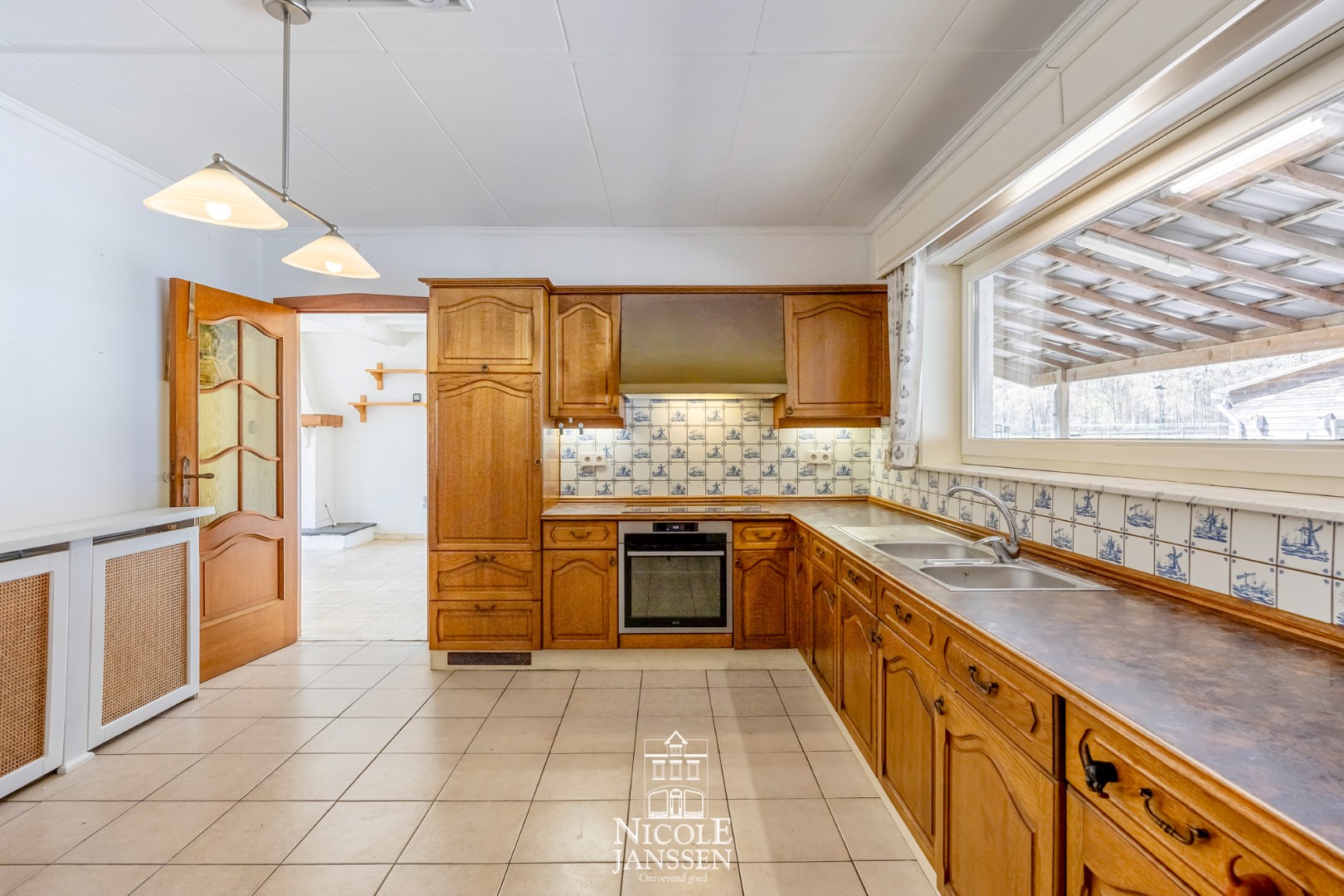 Via de woonkamer komt u in de praktische keuken