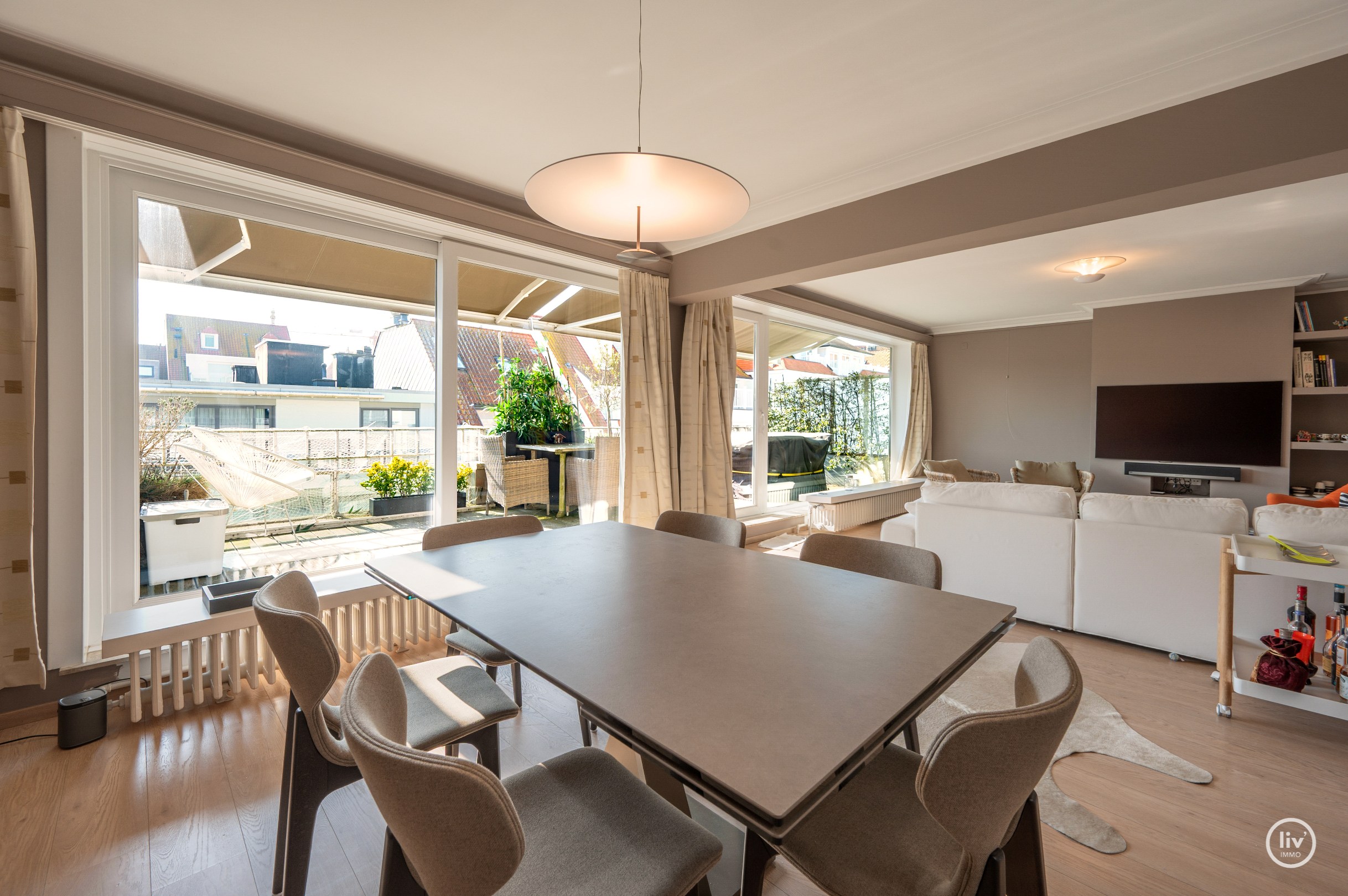 Lichtrijk dakappartement op wandelafstand van de zeedijk-Albertstrand met mogelijkheid tot aankoop van een inpandige garagebox (gelijkvloers). 