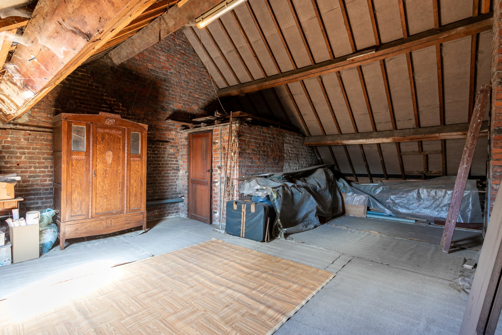 Te renoveren, karaktervolle woning met tal van mogelijkheden en tuin 