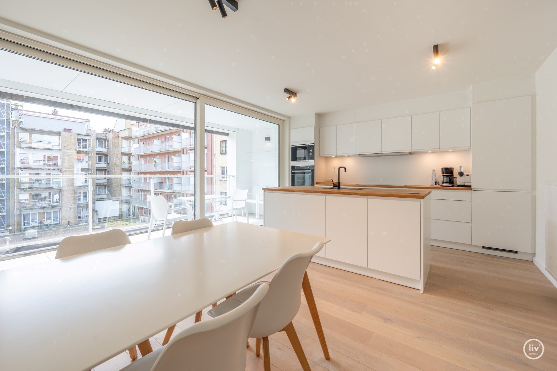 GEMEUBELD - Prachtig, ruime en tevens récente triplex (199 m2) in een zijstraat van de lippenslaan vlakbij de zeedijk te Knokke. 