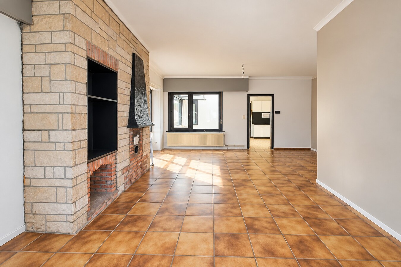 Te koop: Rustig gelegen halfopen bebouwing met 4 slaapkamers, 4 garages en ruime tuin in Sint-Niklaas 