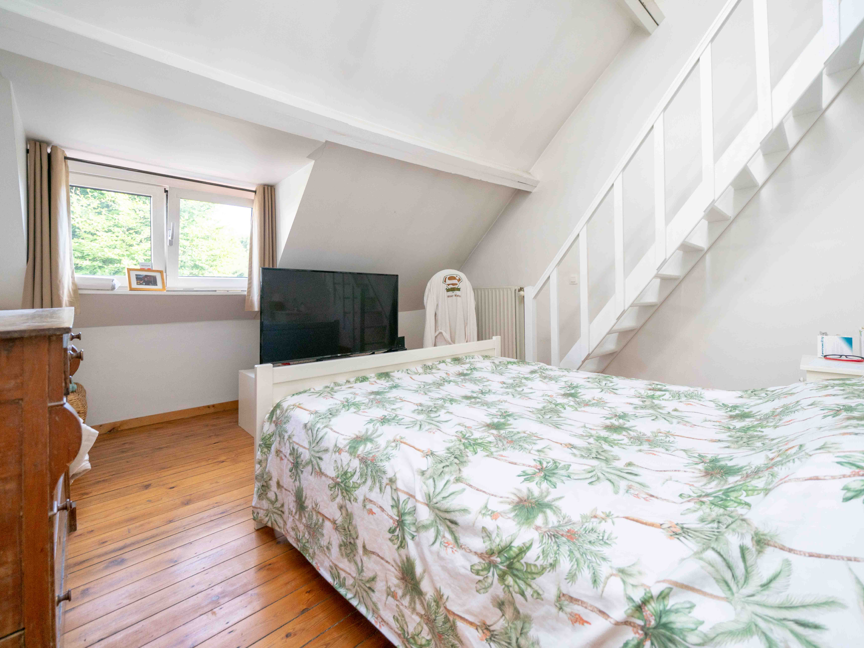 Zeer charmante eengezinswoning + projectgrond voor 2 app. 