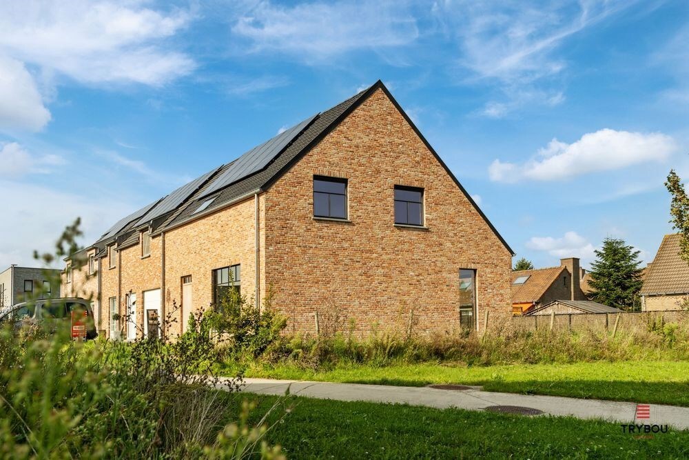 Uitstekend gelegen, halfopen nieuwbouwwoning op een boogscheut van het Centrum van Roeselare 