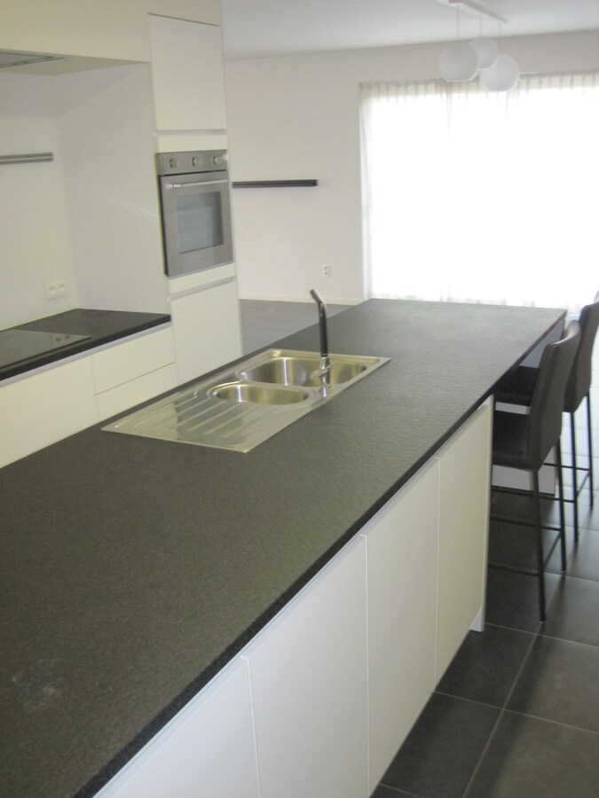 Hedendaags 2-slpk-appartement met groot terras 