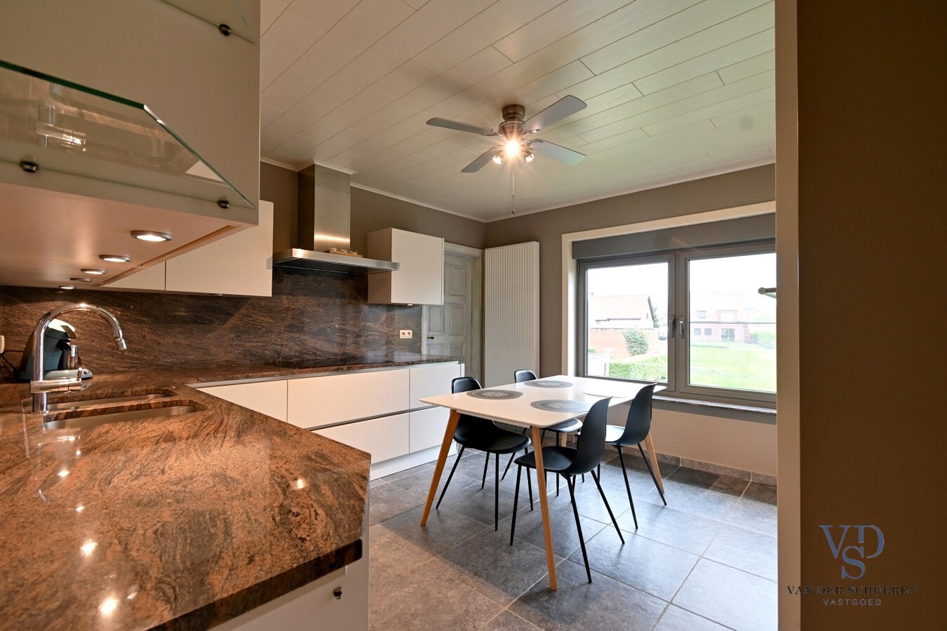 Bijzonder degelijke, instapklare ruime eigendom 