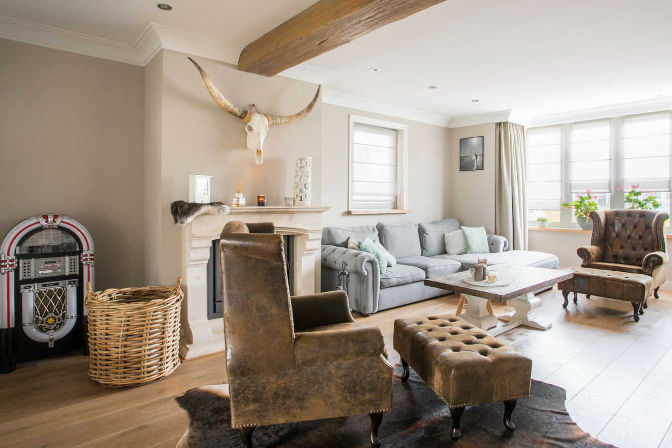 Vrijstaande, instapklare eengezinswoning met garage en carport afgewerkt in landelijke stijl. 