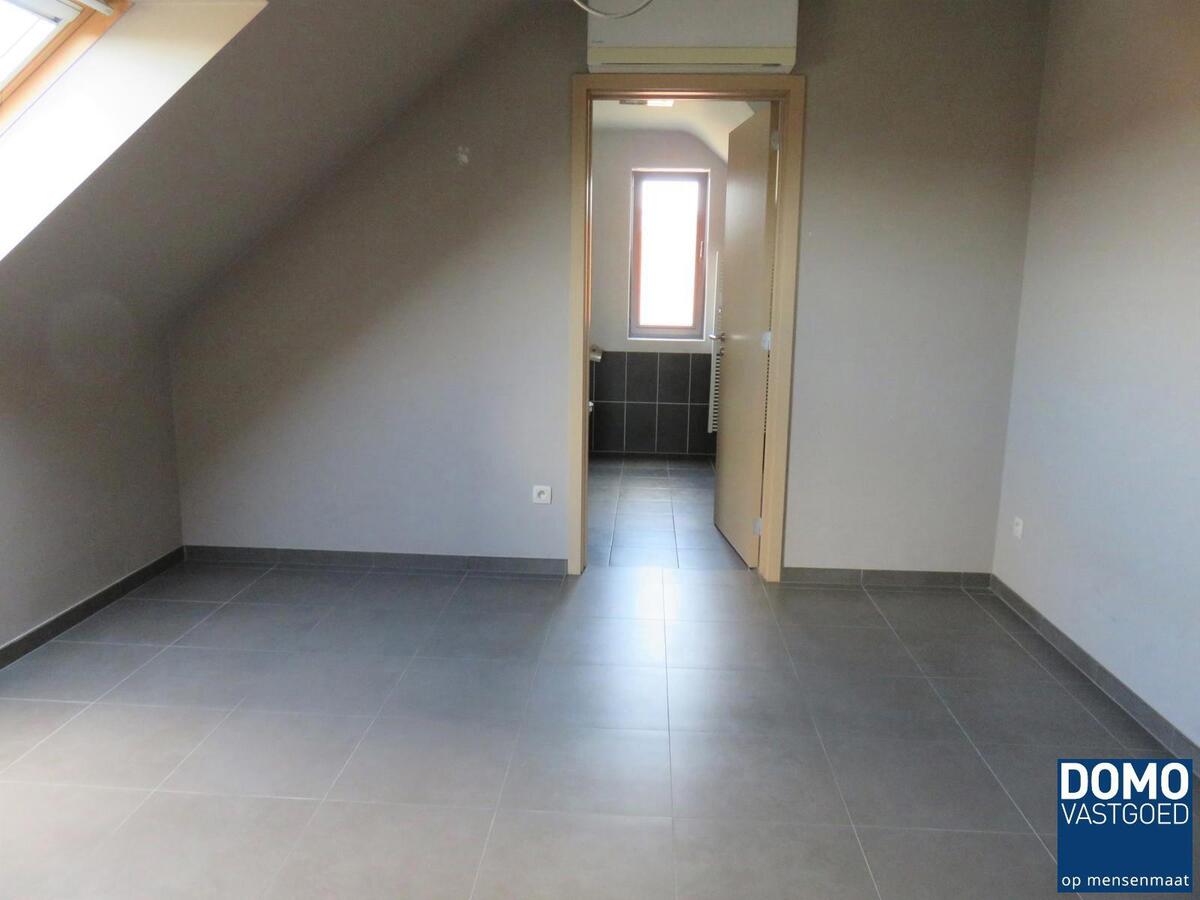 Ruime woning met 5 slaapkamers, tuin en garage 