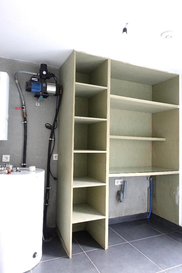 Gerenoveerde, instapklare rijwoning met 4 slaapkamers en uitweg 