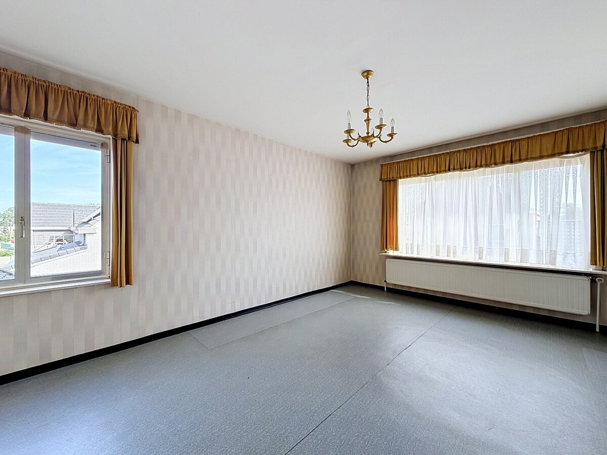 Ruime sixties villa met vergunde loodsen (350m²) te Vlierzele 