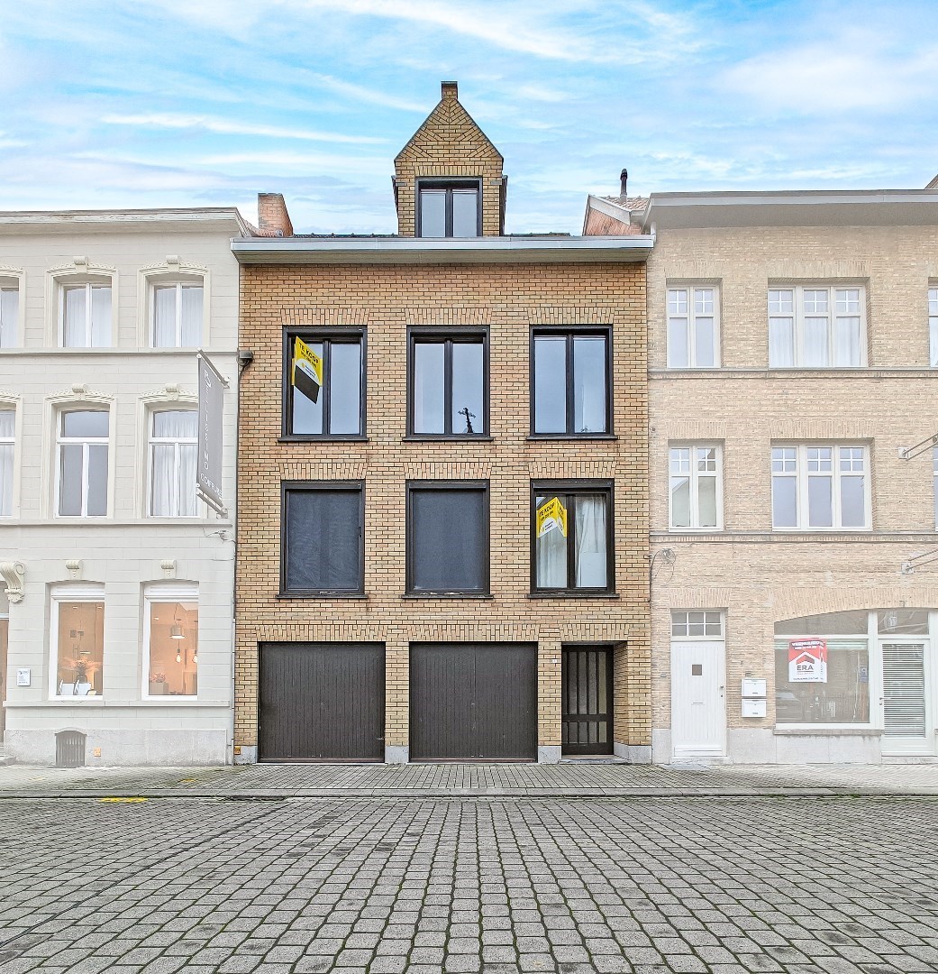 Opbrengsteigendom bestaande uit 3 appartementen op 159m² te centrum Veurne. 