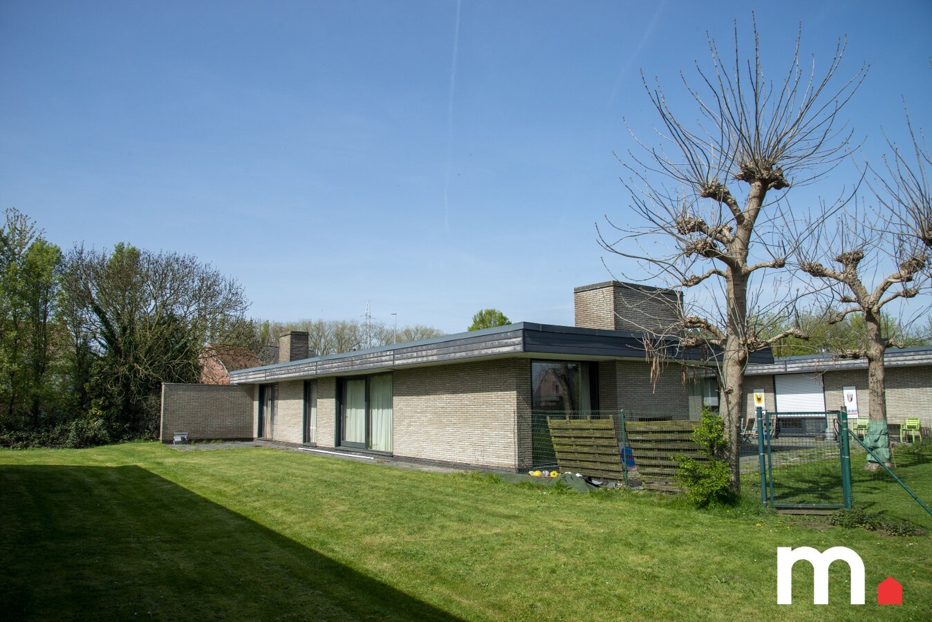 Unieke Villa te Roeselare op 2258m² met 28 zonnepanelen en 432m² bewoonbare oppervlakte! 