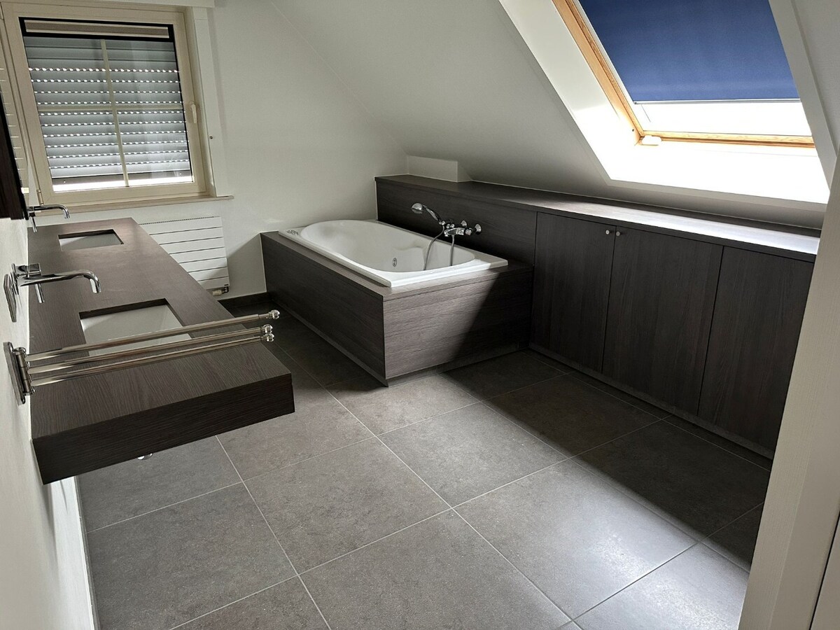 Alleenstaande woning met 3 slaapkamers, 3 garages en veel parkeermogelijkheid! 