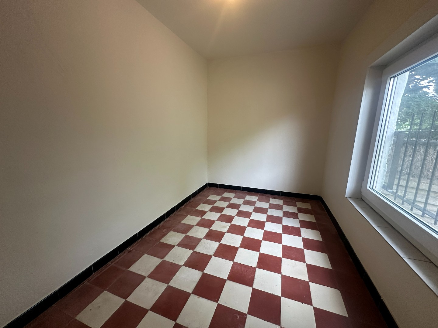 Gezellige gerenoveerde woning met 3 slpk, carport en tuintje, rustige ligging te Torhout 
