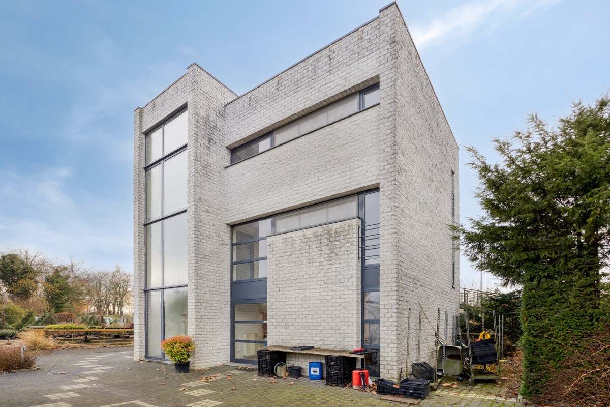 Tuinbouwcentrum met ruime woning op een perceel van 4,26 hectare 