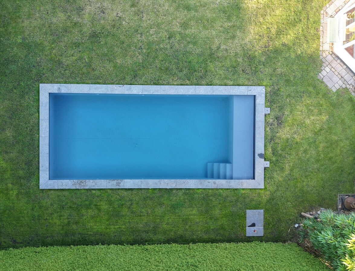 Charmante en ruime woning met zwembad en bijgebouw op toplocatie 