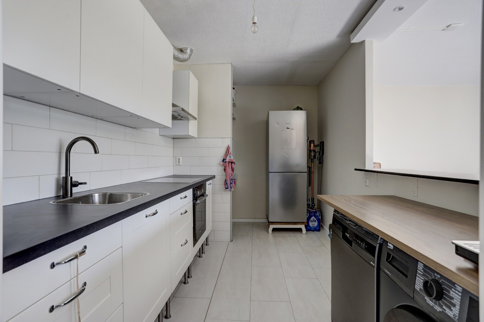 Zonder klussen te betrekken dit 2-kamer appartement op de 4e verdieping met zonnig balkon, moderne badkamer, 1 slaapkamer en berging in de onderbouw! 