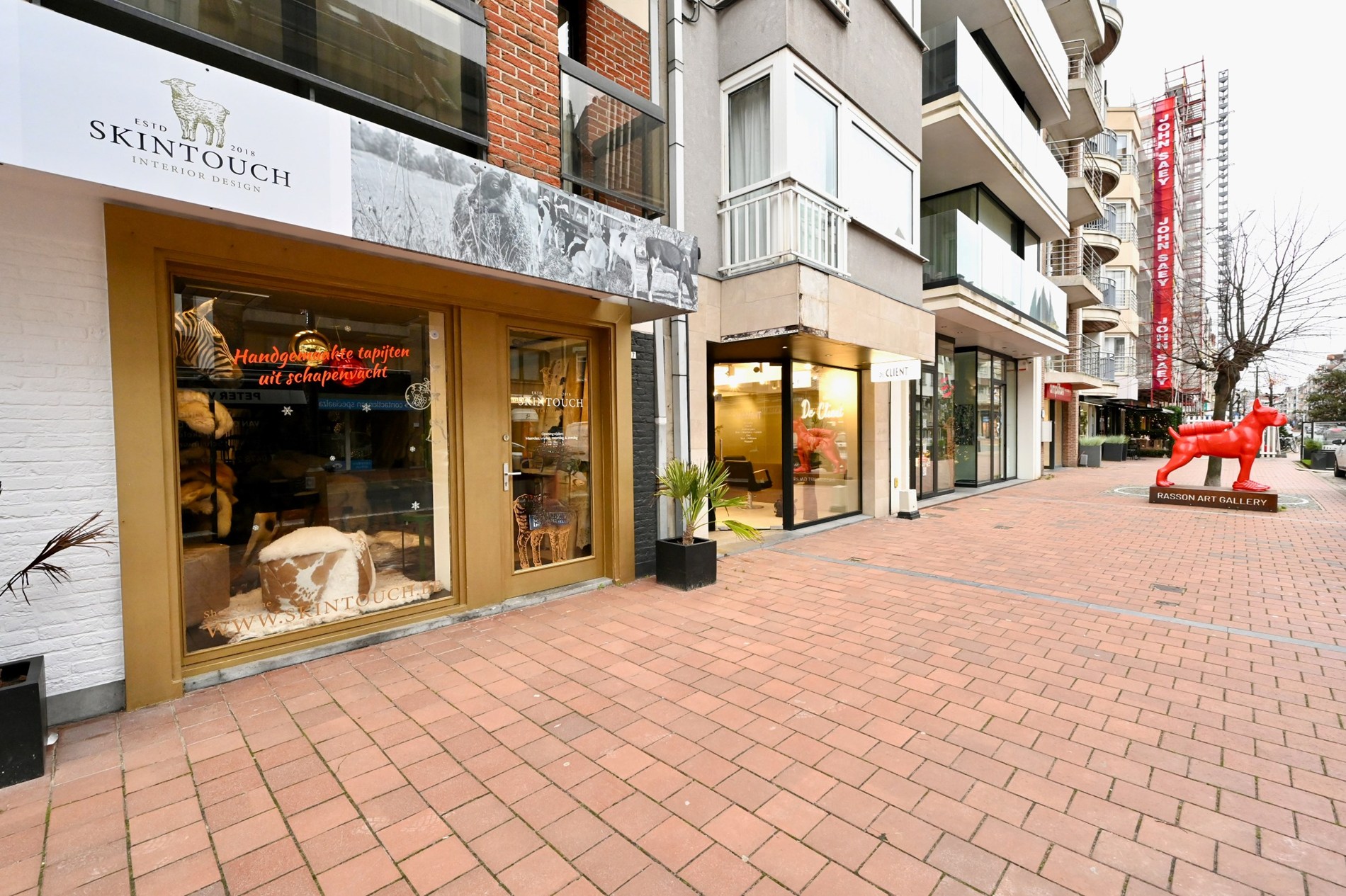 Bel immeuble commercial, situé du côté ensoleillé de l'avenue Dumortier, à proximité de l'avenue Lippens. 