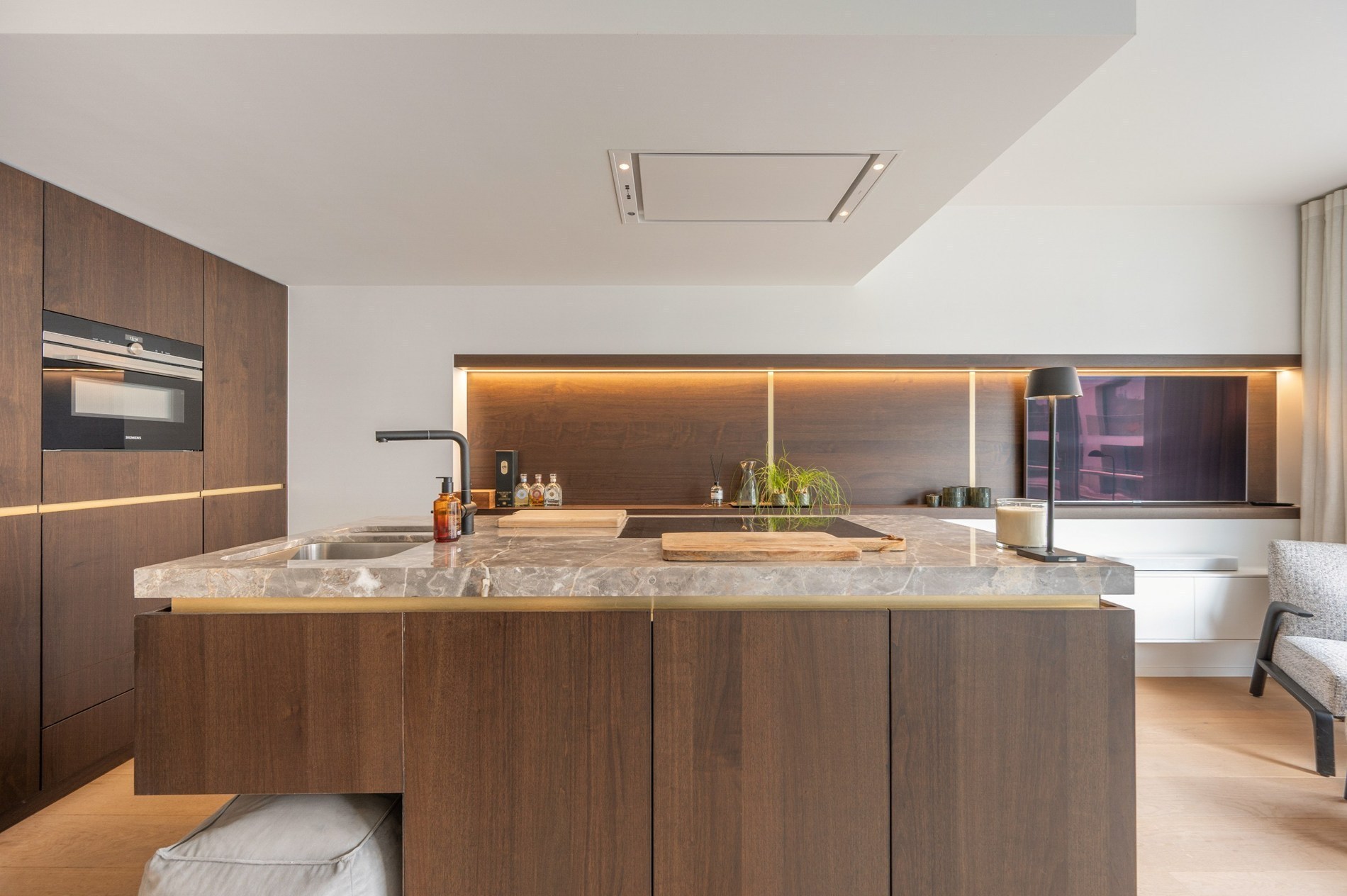 OPENDEURDAG Zaterdag 29/08 - tussen 14u en 16u:  Luxueus volledig gerenoveerd 3 slaapkamer appartement te Parmentierlaan gelegen nabij de Zeedijk. 