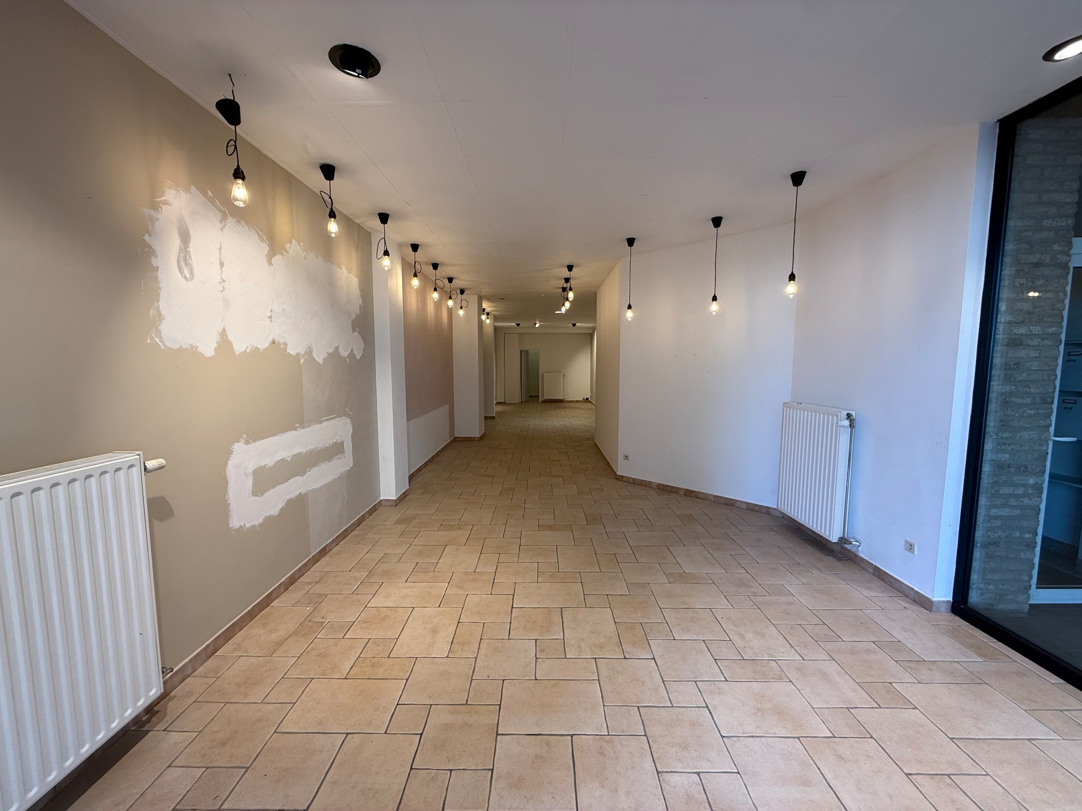 BOUTIQUE À LOUER À LA PLACE RUBENS - OPPORTUNITÉ UNIQUE 