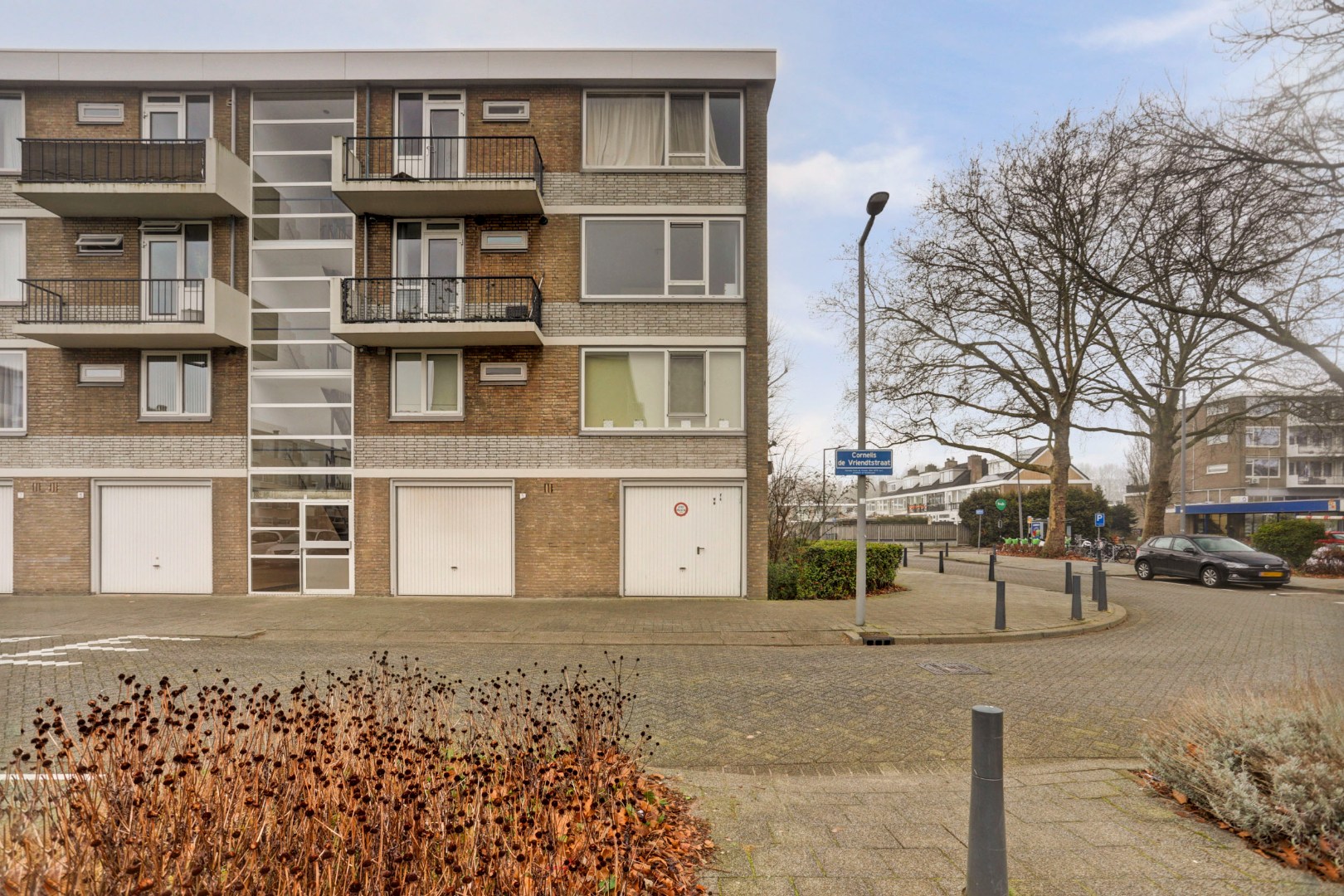 Instapklaar en verzorgd  3-(voorheen 4) kamer hoek- appartement op de tweede verdieping met 2 slaapkamers, 2 balkons, moderne keuken en is gelegen op eigen grond. 