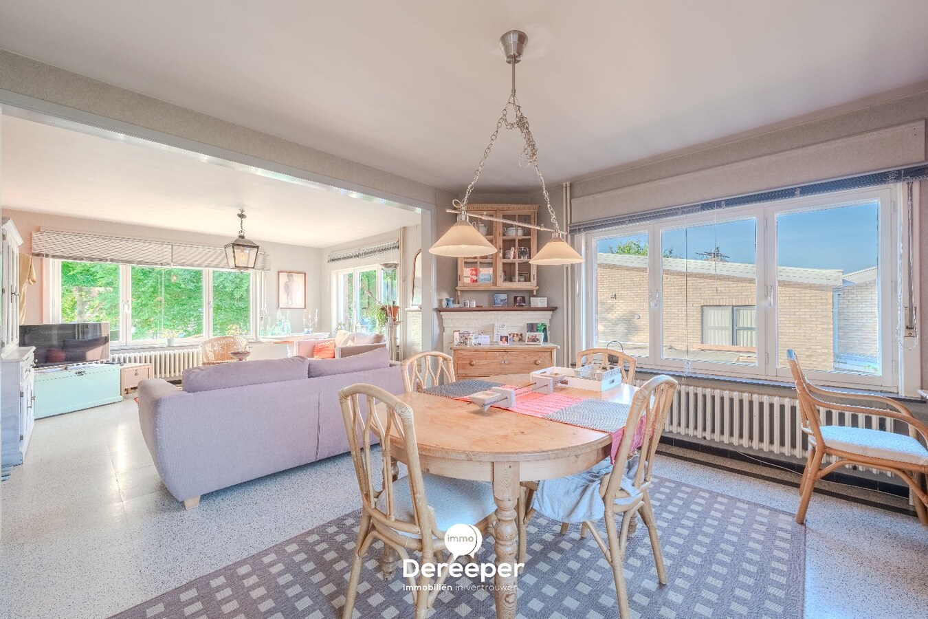 Op te frissen halfopen bel-etagewoning met tuin, garage en 4 slaapkamers 